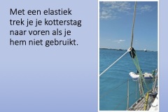 Met-een-elastiek-trek-je-je-kotterstag-naar-voren-als-je-hem-niet-gebruikt. 